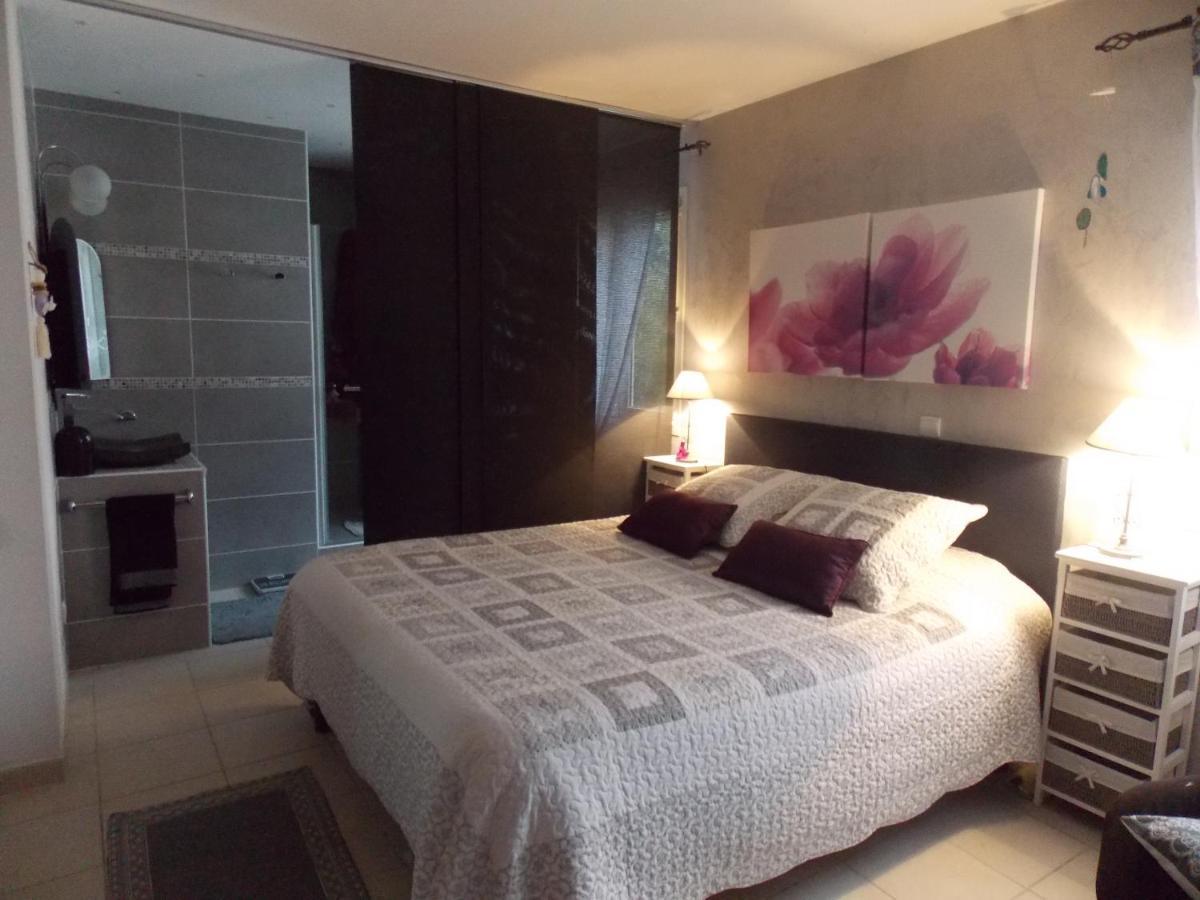 Les Coronilles Bed & Breakfast Beaucaire  Bagian luar foto