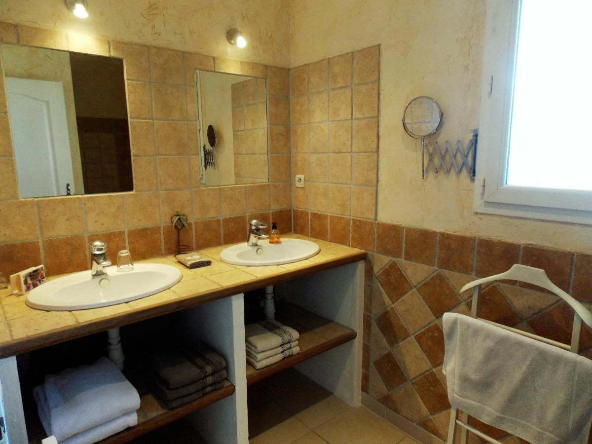 Les Coronilles Bed & Breakfast Beaucaire  Bagian luar foto