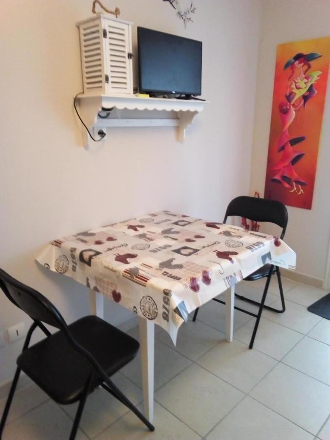Les Coronilles Bed & Breakfast Beaucaire  Bagian luar foto