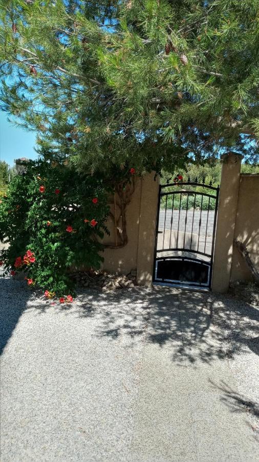 Les Coronilles Bed & Breakfast Beaucaire  Bagian luar foto