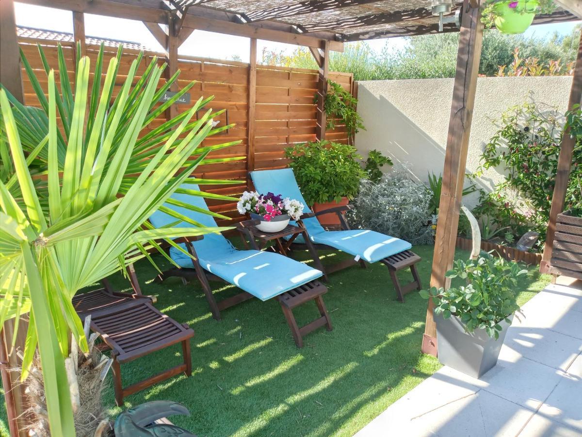 Les Coronilles Bed & Breakfast Beaucaire  Bagian luar foto