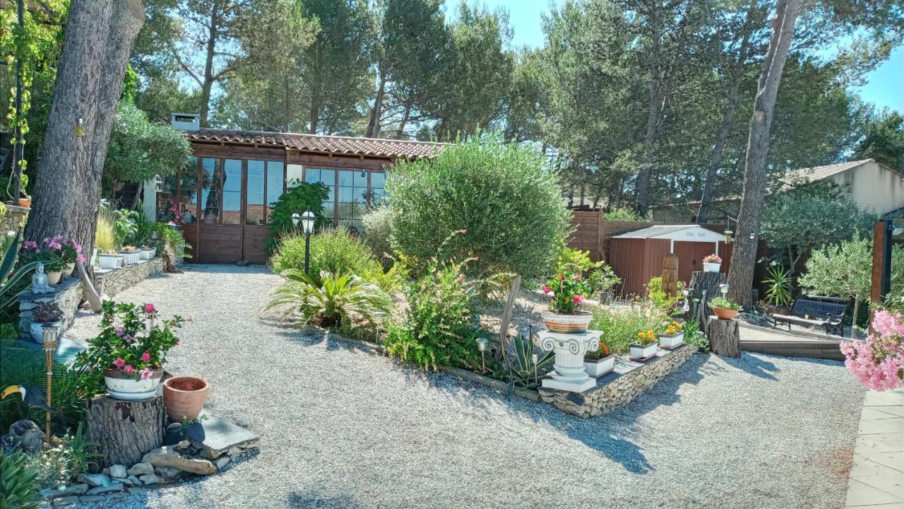 Les Coronilles Bed & Breakfast Beaucaire  Bagian luar foto