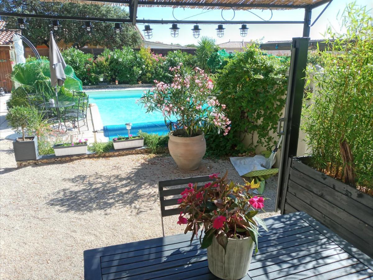 Les Coronilles Bed & Breakfast Beaucaire  Bagian luar foto