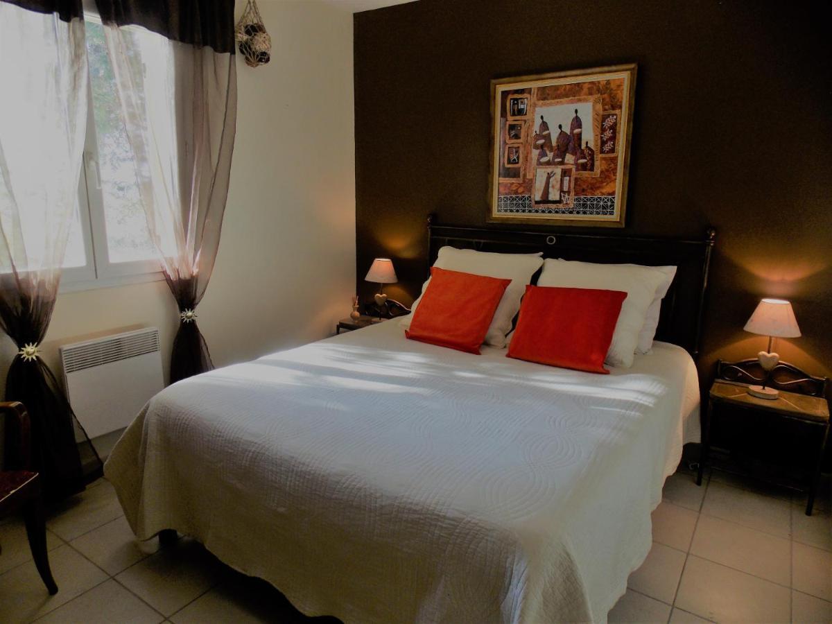 Les Coronilles Bed & Breakfast Beaucaire  Bagian luar foto