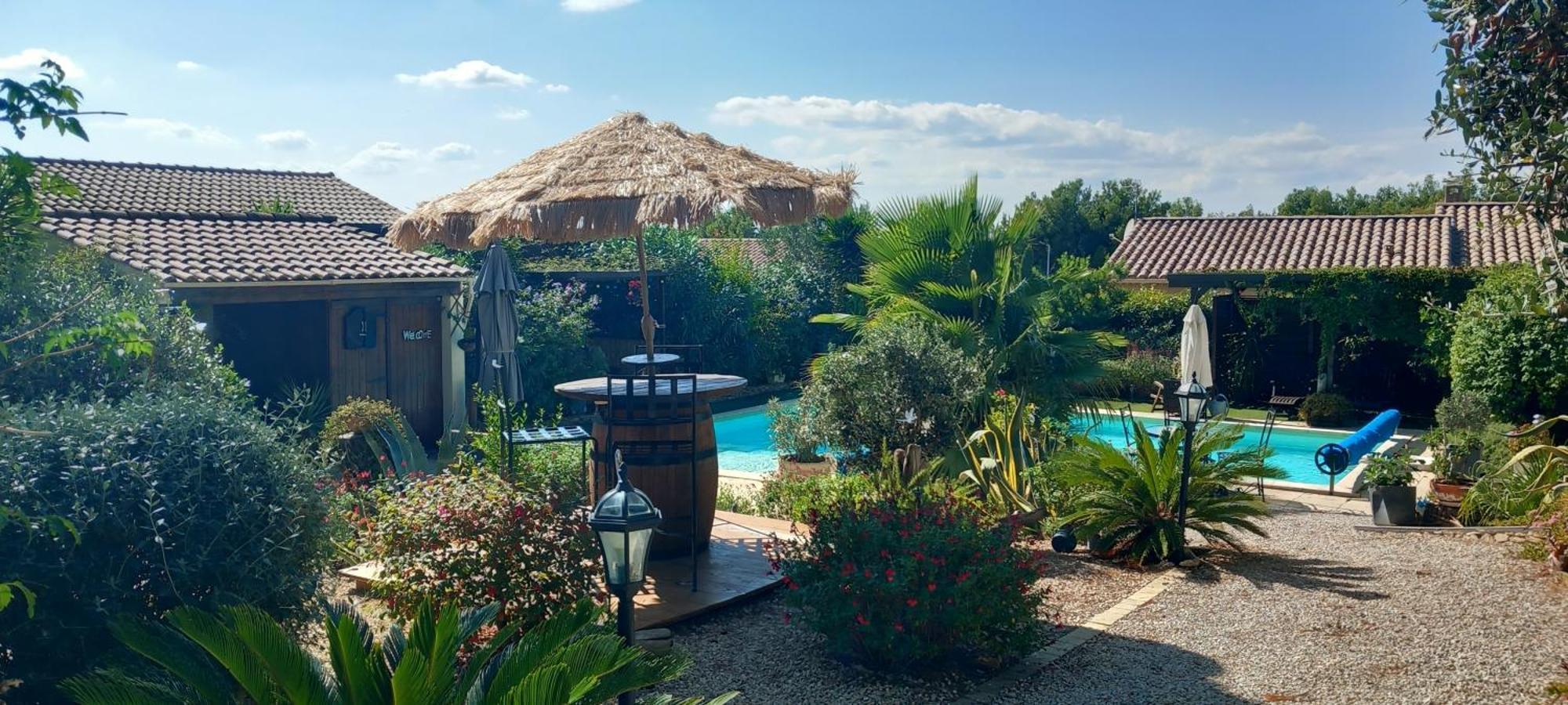 Les Coronilles Bed & Breakfast Beaucaire  Bagian luar foto